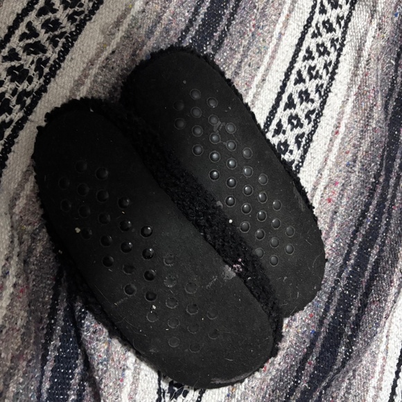 Women’s black Sherpa lined fuzzy slippers or house shoes - Picture 3 of 4